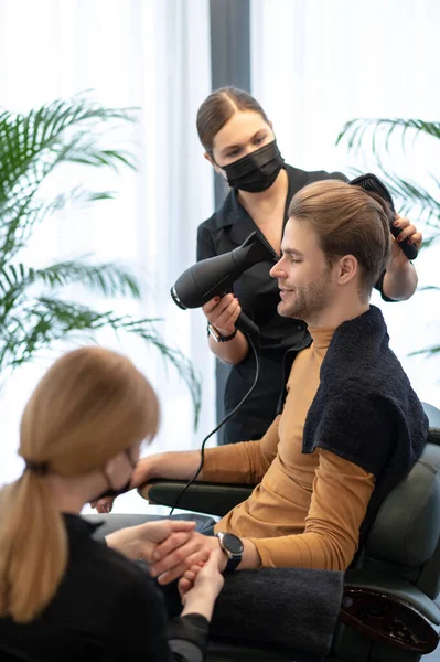 Hombre teniendo procedimientos de belleza en el salón de belleza — Foto de Stock