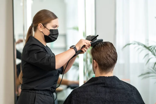 Peluquería en el pelo de peinado máscara protectora para el cliente — Foto de Stock