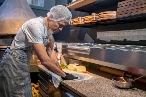 Chef-kok werkt In de keuken in het restaurant — Stockfoto