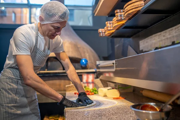 Kocken arbetar i köket i restaurangen — Stockfoto
