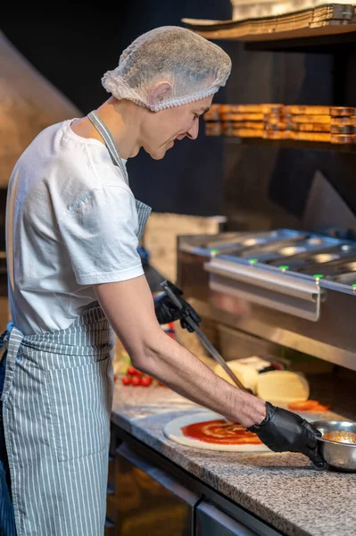 Koch arbeitet in der Küche des Restaurants — Stockfoto