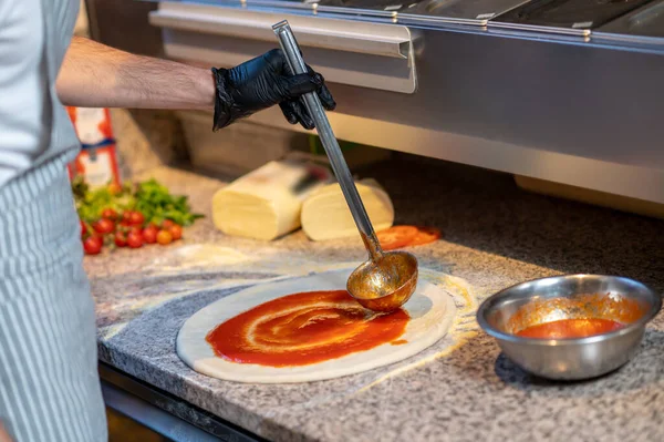 Chef horneando pizza en la pizzería italiana —  Fotos de Stock
