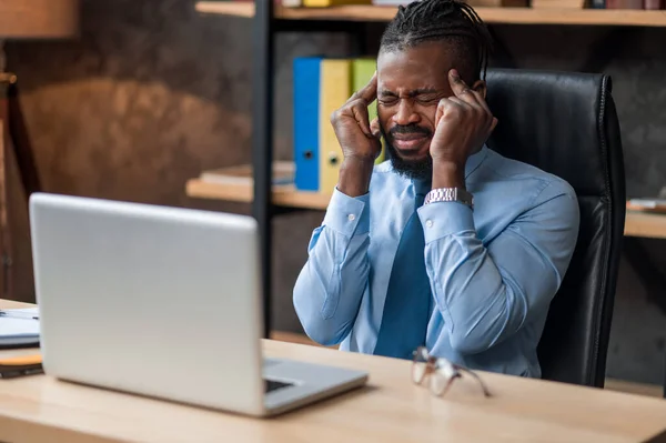 Homme entrepreneur souffrant d'un mal de tête temporel — Photo