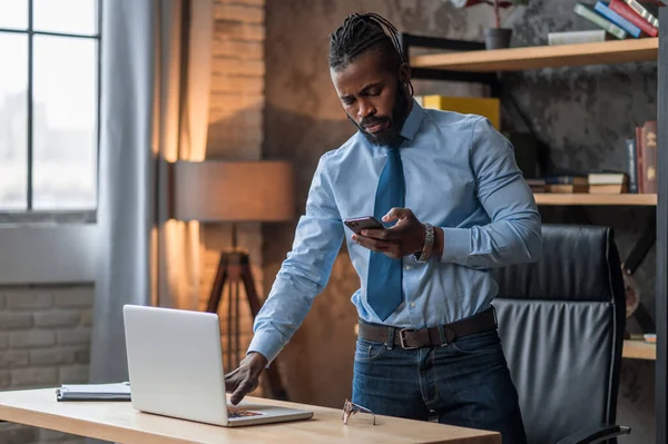 Fokuserad företagsledare som arbetar på sitt kontor — Stockfoto