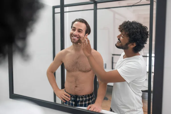 Indiase man bewondert de knapheid van zijn vriend — Stockfoto
