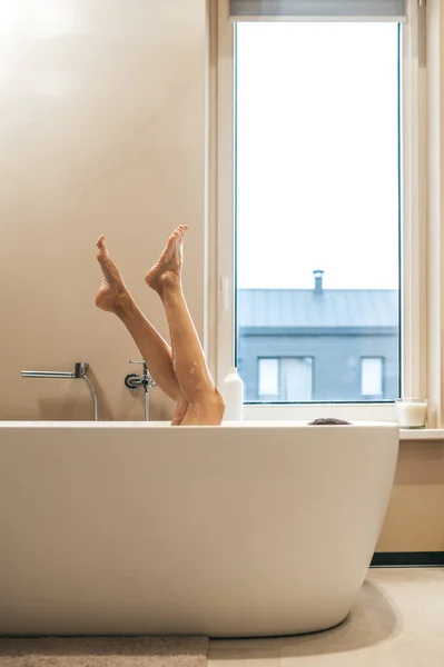 Кавказская женщина принимает ванну утром — стоковое фото