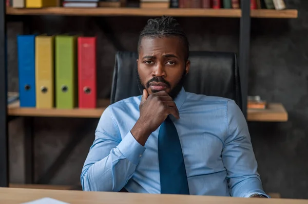 Empresario masculino de espíritu bajo sentado en su oficina — Foto de Stock