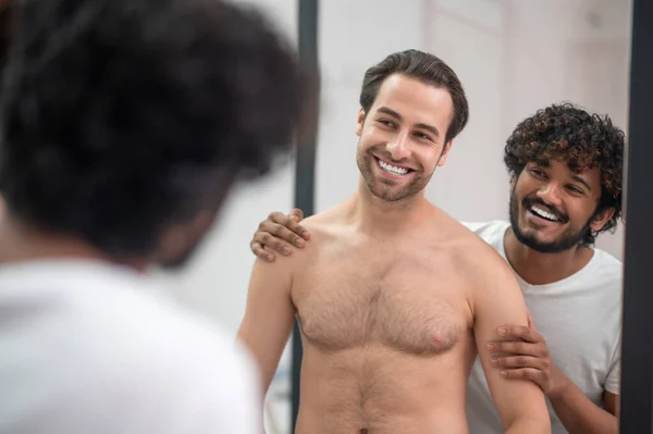 快乐的同性恋夫妇站在浴室里 — 图库照片