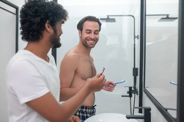 ゲイカップル準備のために彼らの歯を磨く — ストック写真