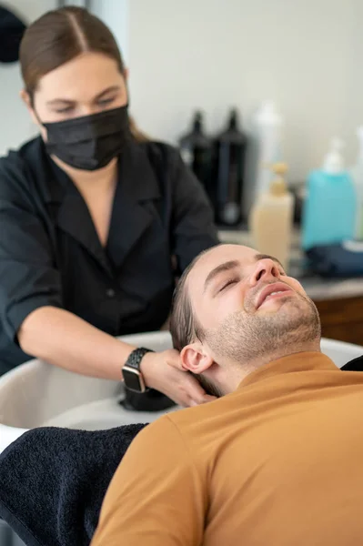 Peluquería femenina lavando el cabello al cliente — Foto de Stock