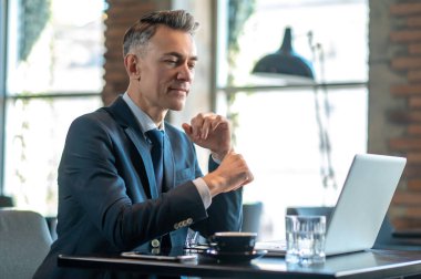 Orta yaşlı bir iş adamı dizüstü bilgisayarda oturup şöyle düşünür: