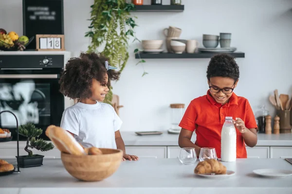 Dos niños en la cocina desayunando —  Fotos de Stock