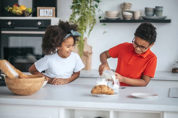 Dos niños en la cocina desayunando —  Fotos de Stock