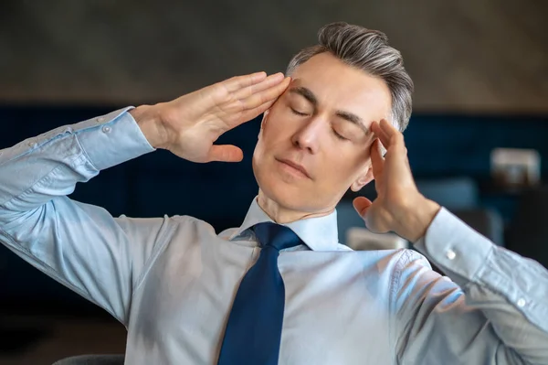 Un hombre de negocios sintiéndose cansado después de un largo trabajo —  Fotos de Stock