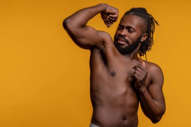 Sporcu terli koltuk altına kızgın bir bakış atıyor.