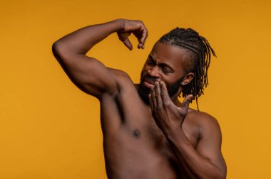 Sporcu kötü koltuk altı kokusundan rahatsız oluyor.