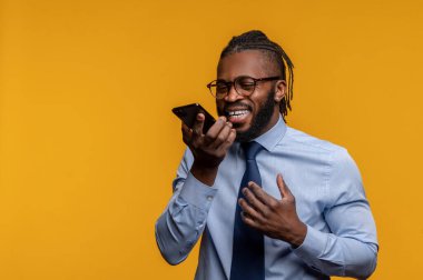 Telefon konuşması sırasında gülümseyen zarif bir işadamı.