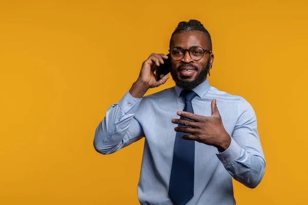 Elegante hombre de negocios con gafas de vista hablando en su smartphone — Foto de Stock