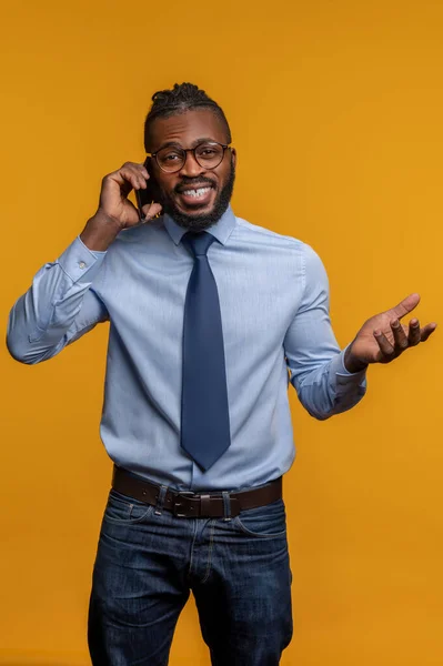 Hombre de negocios alegre gesticulando durante la conversación telefónica — Foto de Stock