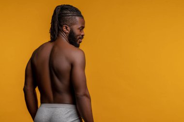 İç çamaşırlı sporcu fiziksel uygunluğunu gösteriyor.