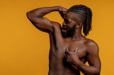 Fotoğraf çekimi sırasında kolunun gücünü gösteren bir sporcu.