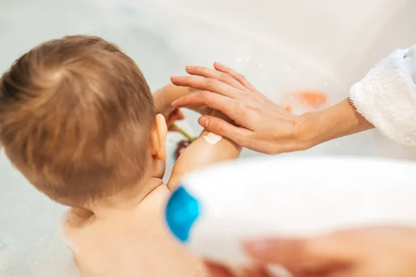 Догляд за батьком, що миє дитину у ванній — стокове фото