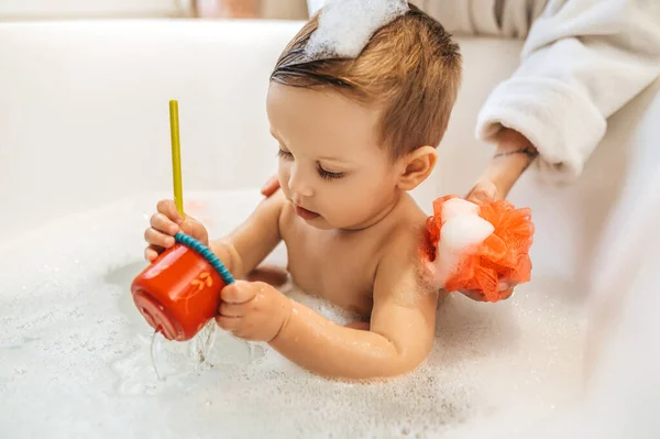 Мати миє дитину у ванній — стокове фото