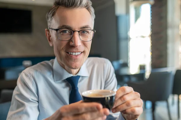 Empresário tomando café da manhã em um café — Fotografia de Stock