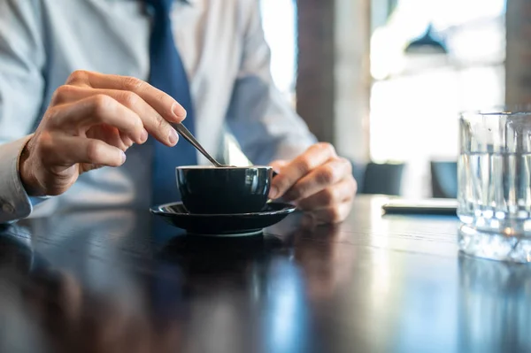 Biznesmen pijący poranną kawę w kawiarni — Zdjęcie stockowe