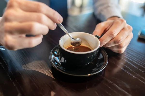 Biznesmen pijący poranną kawę w kawiarni — Zdjęcie stockowe