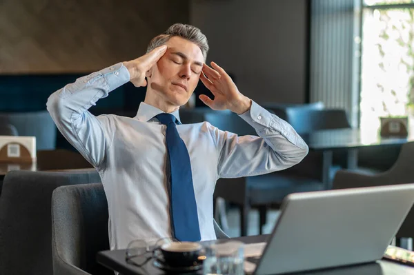Seorang pengusaha merasa lelah setelah bekerja lama — Stok Foto
