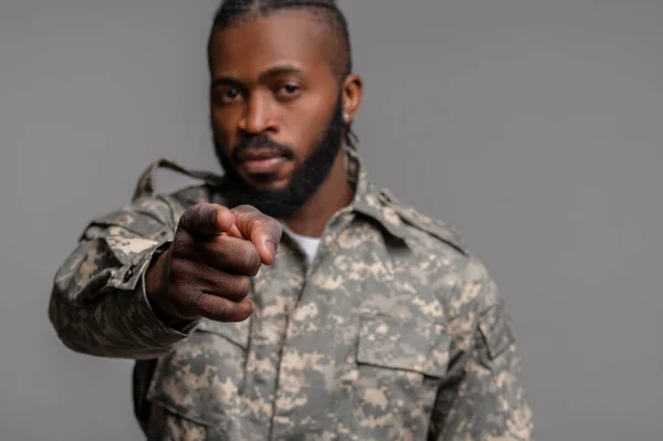 Afro-Amerikan askeri işaret parmağıyla işaret ediyor. — Stok fotoğraf