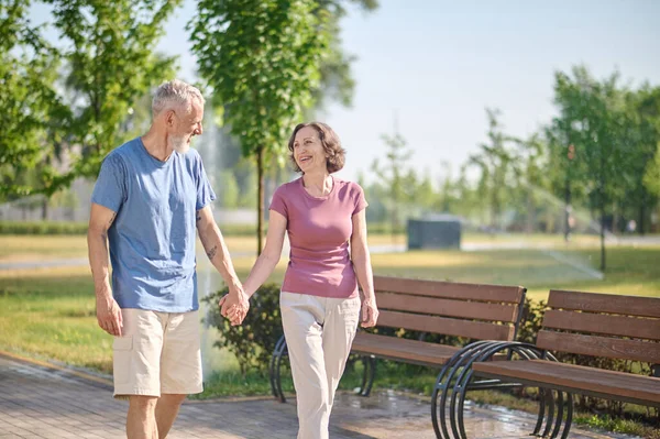 Подружжя середнього віку прогулюється в парку — стокове фото