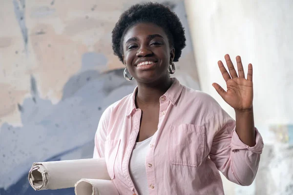 자신감 있는 아프리카 계 미국인 예술가에게 손을 흔들면서 — 스톡 사진