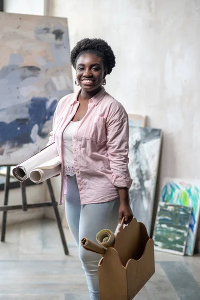 Contentata donna africana in abiti rosa nello studio d'arte — Foto Stock