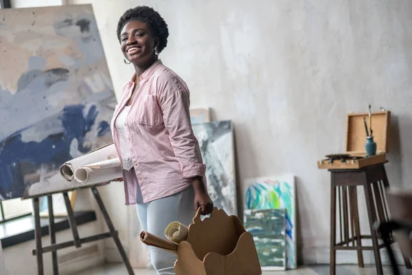 Zufriedene Afrikanerin in pinkfarbener Kleidung im Kunstatelier — Stockfoto