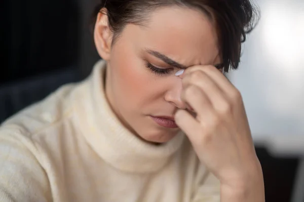 Een close-up van een vrouw die zich moe en ongelukkig voelt — Stockfoto