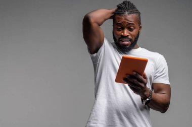 Şok olmuş erkek, aletinin üzerinde bir şeye bakıyor.