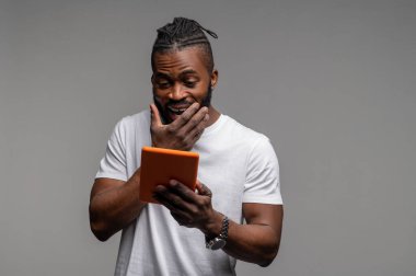 İnternetten TV programı izleyen memnun bir adam.