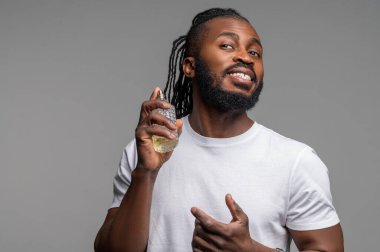 Parfümünü kullanan hoş bir genç adam.