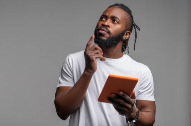 Tavana bakan düşünceli genç adam.