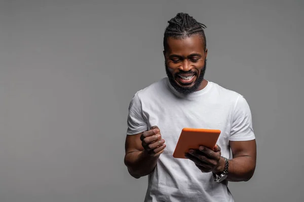 Hombre viendo un programa de televisión en su gadget — Foto de Stock