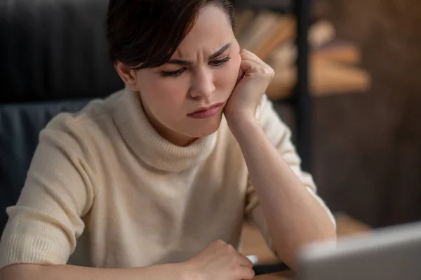 Une femme en pull beige a l'air fatiguée et bouleversée — Photo