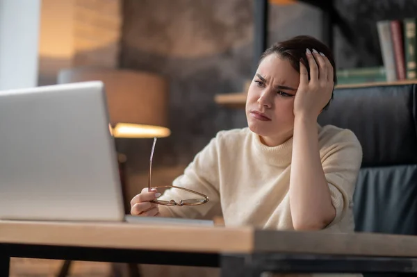 Une femme en pull beige a l'air fatiguée et bouleversée — Photo