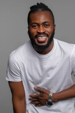 Heyecanlı genç adam kahkahalarla gülüyor.