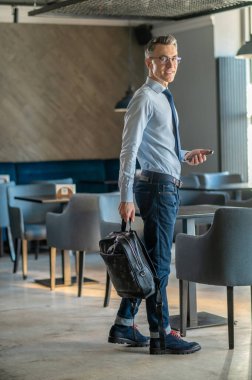 Kafede bir yer seçen yakışıklı bir adam.