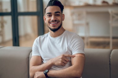 Genç adam covid-19 aşısından sonra iyi hissediyor.