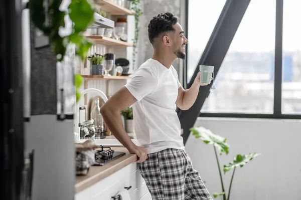 Ein junger Mann verbringt den Morgen zu Hause und trinkt Kaffee — Stockfoto