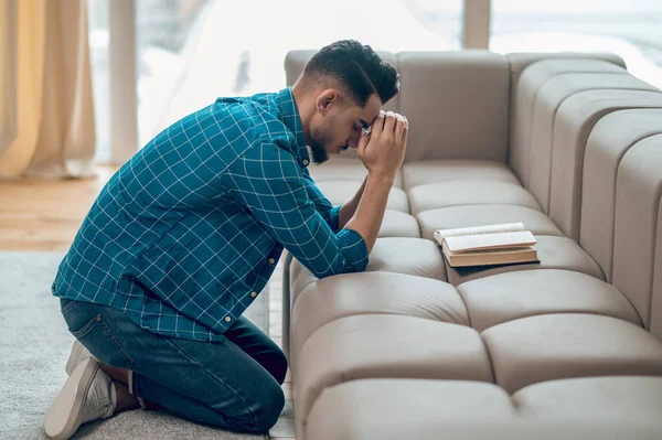 Jóvenes musulmanes rezando en casa y mirando concentrados —  Fotos de Stock