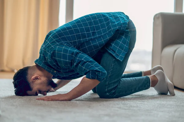 Jóvenes musulmanes rezando en casa e inclinándose — Foto de Stock